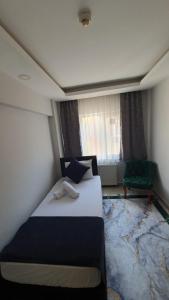 乔尔卢Luu Hotel的一间卧室设有一张大床和一个窗户。
