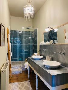 奥尔南古斯塔夫花园旅馆的一间带两个盥洗盆和淋浴的浴室