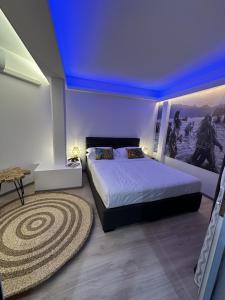 帕皮提Ononui Airport Studio的一间卧室设有一张蓝色天花板的大床