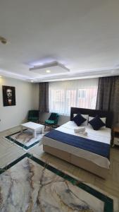 乔尔卢Luu Hotel的一间卧室配有一张大床和一张沙发