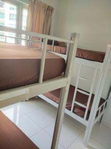 吉隆坡Regalia Exclusive Hostel的客房内的两张双层床