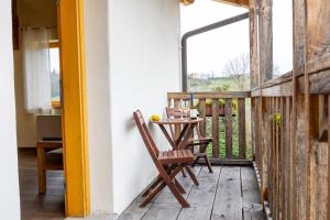 多博沃Farm stay Šibav B&B的房屋阳台的桌椅