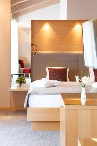加姆利茨温兰德霍夫酒店的一间卧室配有一张床和镜子