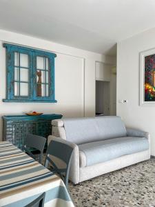 维罗纳Palazzo Antoniazzi的卧室配有一张床和一张桌子及椅子
