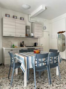 维罗纳Palazzo Antoniazzi的一间厨房,里面配有桌椅