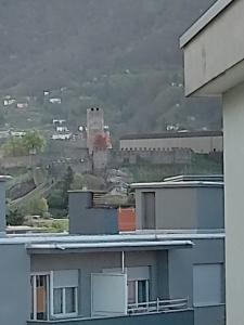 贝林佐拉Castle-View Bellinzona的从建筑物屋顶上可欣赏到风景