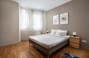 布达佩斯Central Passage Apartments by Vagabond的一间卧室设有一张大床和一个窗户。
