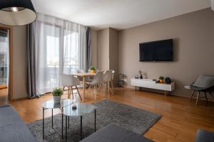 布达佩斯Central Passage Apartments by Vagabond的客厅配有桌子和电视