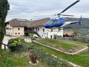 卡尔达罗Arzenhof, Baron Di Pauli的一架蓝色直升机飞越房子
