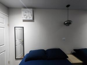科马亚瓜Casavana的一间卧室配有蓝色的床和镜子