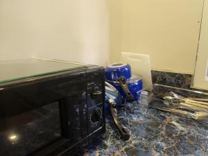科马亚瓜Casavana的厨房柜台配有微波炉和蓝色容器
