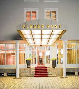 巴特绍尔高Romantik Hotel Kleber Post的一间铺有红地毯的酒店大厅