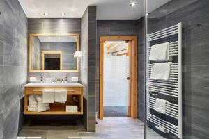 迈尔霍芬胡贝尔精品酒店的一间带水槽和淋浴的浴室
