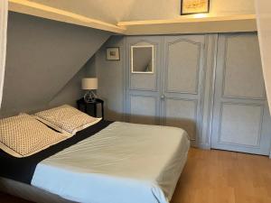 谢尔河畔努瓦耶La Noisetiere的卧室配有白色的床和门