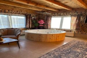 内夫谢希尔Aşk-ı Nare Cave Hotel Swimming Pool Hot & SPA的带浴缸和椅子的大浴室