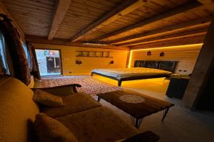 内夫谢希尔Aşk-ı Nare Cave Hotel Swimming Pool Hot & SPA的客房设有床、沙发和桌子。