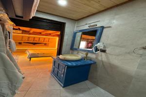 内夫谢希尔Aşk-ı Nare Cave Hotel Swimming Pool Hot & SPA的一间带水槽和镜子的浴室