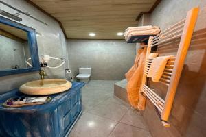 内夫谢希尔Aşk-ı Nare Cave Hotel Swimming Pool Hot & SPA的一间带水槽和卫生间的浴室