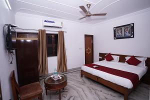 新德里Hotel Lecston @Yashobhoomi Dwarka Sector - 25 metro station的一间卧室配有一张床和一台电视