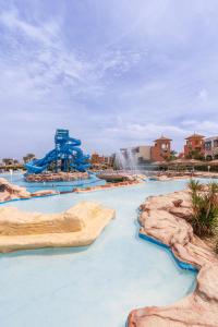 沙姆沙伊赫Faraana Height Aqua Park的一个带蓝色水滑梯的水上公园