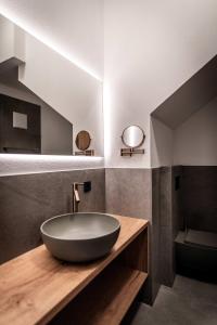 坎波图雷斯Såndgøld Alpine Glamping的木制柜台上带大碗水槽的浴室
