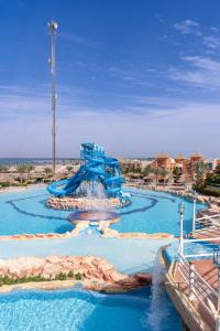 沙姆沙伊赫Faraana Height Aqua Park的水上公园的蓝色水滑梯