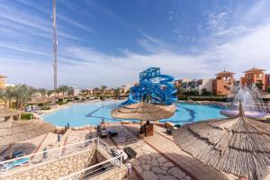 沙姆沙伊赫Faraana Height Aqua Park的一个带水上公园的度假村的游泳池
