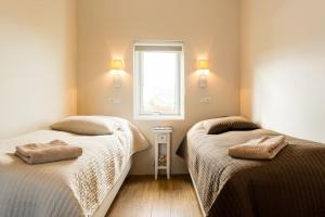 阿克雷里Private cottage, elegance & amazing view的卧室设有两张床,带窗户