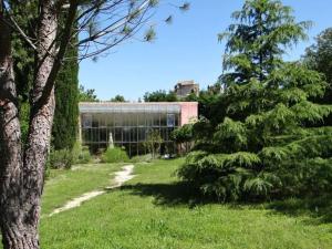 拉聂Ecolodge Au fil de l'eau, avec piscine intérieure et parc arboré的一座花园,其建筑背景是