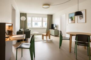 苏黎世EMA House Serviced Apartments Aussersihl的客厅配有桌椅