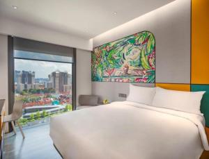 新加坡Hotel Mi Rochor的卧室设有一张白色大床和大窗户