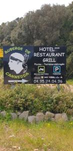 萨里索伦札拉AUBERGE DE CANNEDDA的野外酒店烧烤餐厅的标志