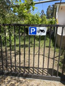 萨里索伦札拉AUBERGE DE CANNEDDA的栅栏上的停车计时标志