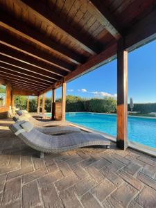 VillastradaPorsenna Resort的享有泳池景致的天井上的1张床