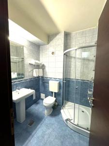 皮特什蒂Hotel Yaky Center的浴室配有卫生间、淋浴和盥洗盆。