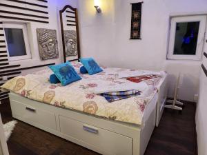 BrestovikSpa center Apartment Belgrad的卧室里一张带蓝色枕头的床