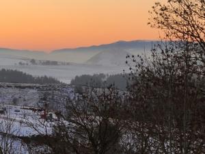 Saint-Étienne-du-ValdonnezGites La Boletiere的山地的雪地