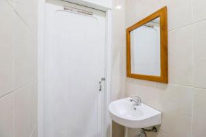 日惹Hotel Safara Yogyakarta的白色的浴室设有水槽和镜子