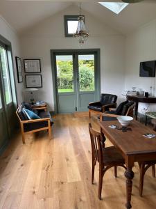 奥克兰Augusta Hut的客厅配有木桌和椅子
