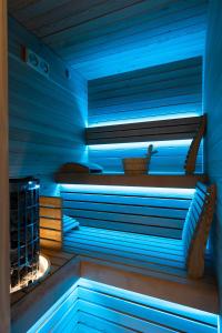 拉韦洛San Barbato Resort Spa & Golf的蓝色室内的蓝色灯光桑拿
