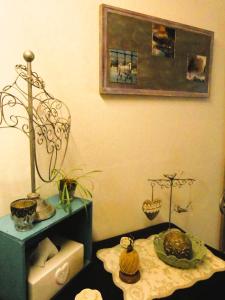 弗罗夏佩勒Chambre poésie的客厅里摆放着植物的桌子