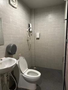 格兰岛Infinity Resort Kohlarn的一间带卫生间和水槽的浴室