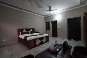 大诺伊达Sun flower Residency的一间卧室设有一张床和一间客厅。