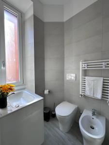 罗马Soft rooms ROMA CENTRO Guest house affittacamere的白色的浴室设有卫生间和水槽。