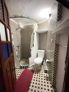 舍夫沙万达尔萨巴巴摩洛哥传统庭院住宅旅馆的一间带卫生间和淋浴的浴室