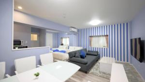 石垣岛Crice Hotel Ishigakijima的客厅设有蓝白条纹墙