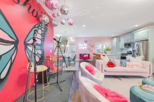 纳什维尔Butterfly BNB~Modern Luxury~Giant Rooftop~9Min DT的客厅设有粉红色的墙壁和白色家具