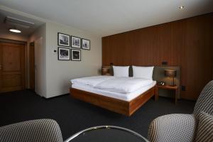圣马丁文思领事馆酒店的酒店客房,配有一张床和两把椅子
