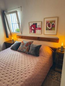 CarratracaSweet Water Caminito del Rey的一间卧室配有一张带两个枕头的床