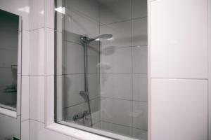 CarratracaSweet Water Caminito del Rey的浴室里设有玻璃门淋浴